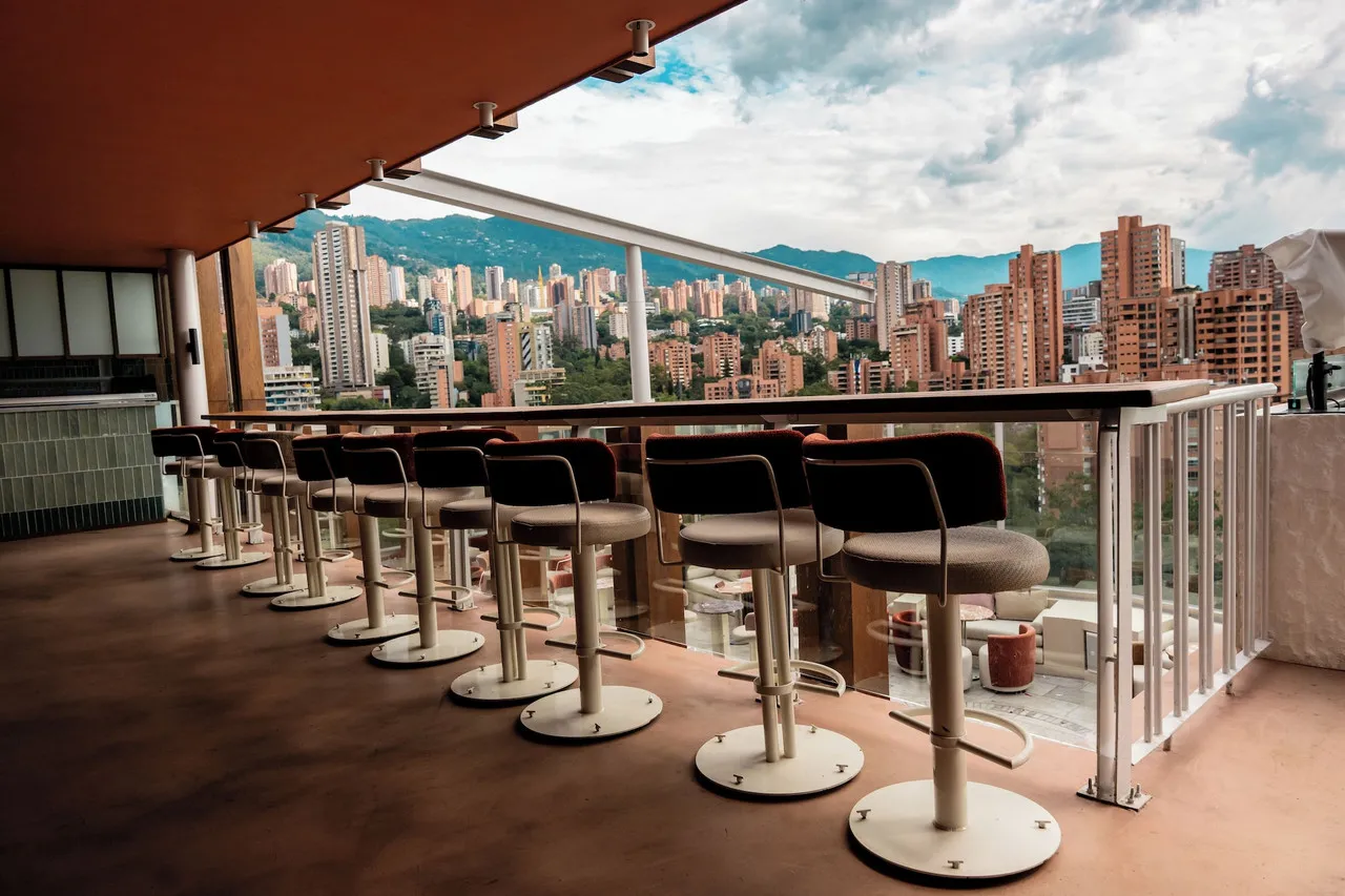 The Charlee Hotel — ภาพห้องพักและบรรยากาศ