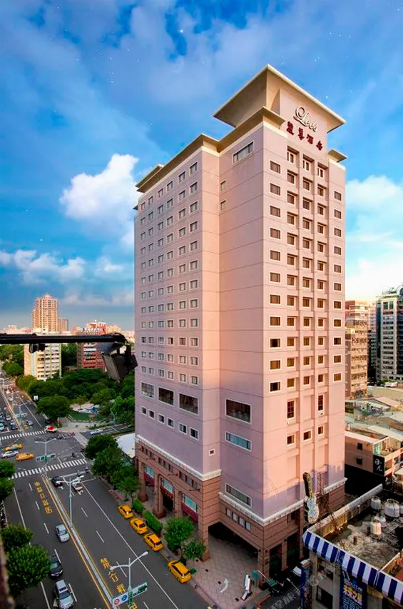 The Lees Hotel — rooms and atmosphere