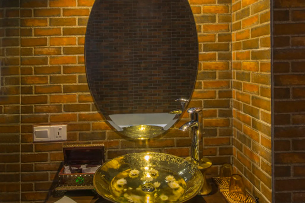 The Link 83 Mandalay Boutique Hotel — rooms and atmosphere