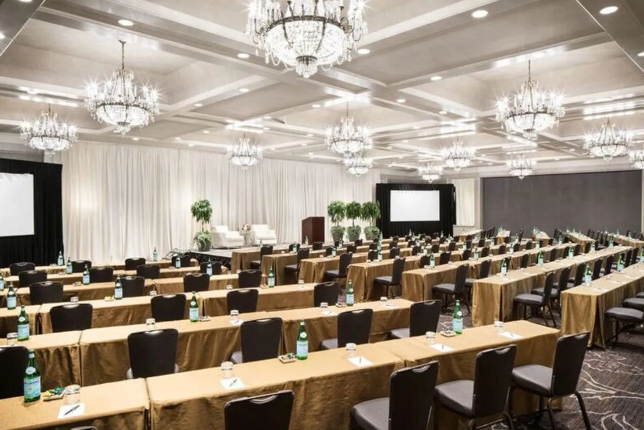 The Logan Philadelphia, Curio Collection by Hilton — rooms and atmosphere
