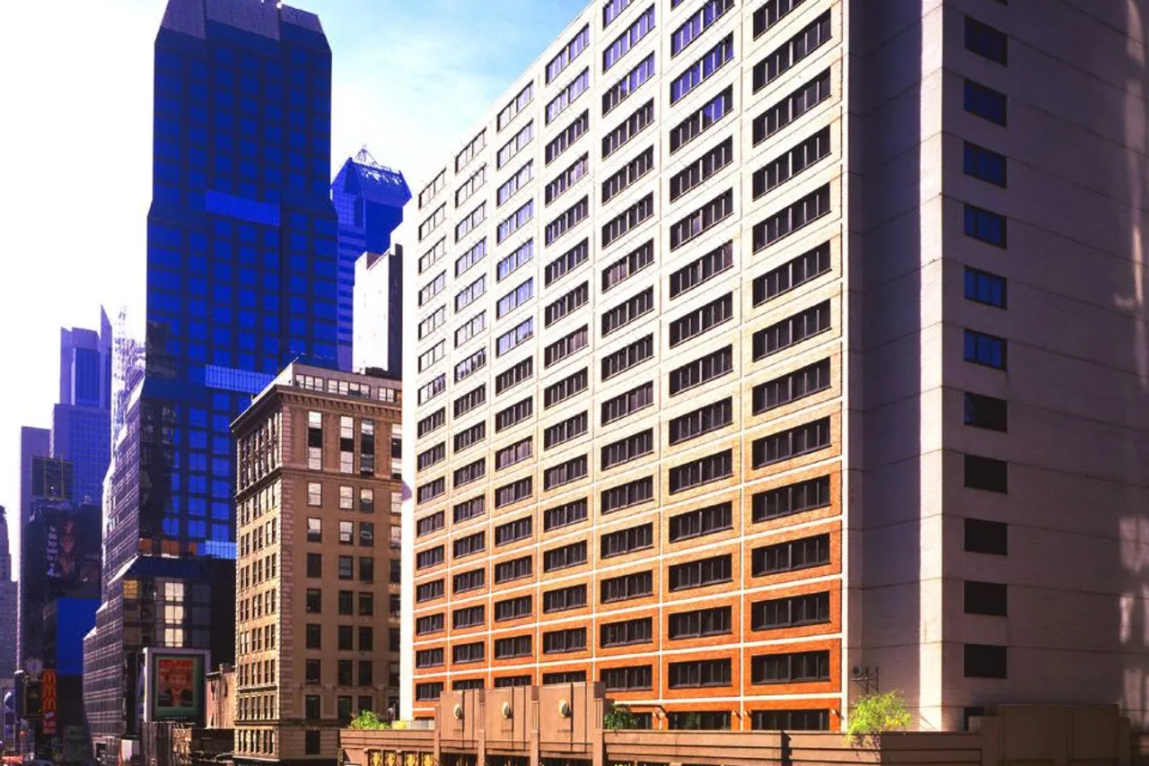 The Manhattan at Times Square Hotel — rooms and atmosphere