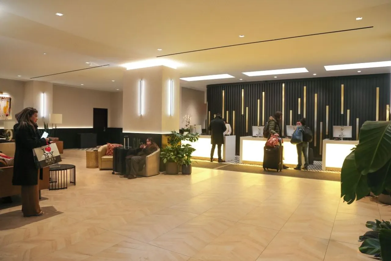 The Manhattan at Times Square Hotel — rooms and atmosphere