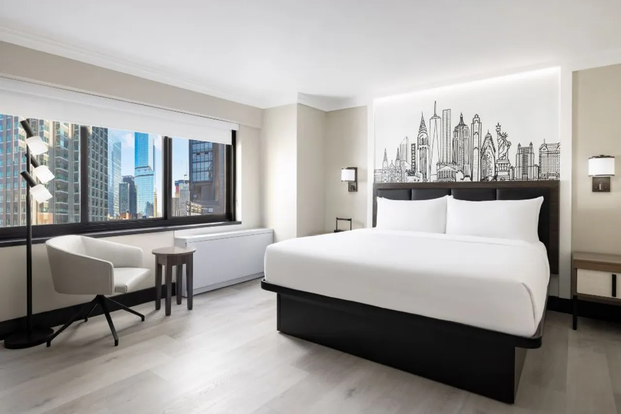 The Manhattan at Times Square Hotel — rooms and atmosphere