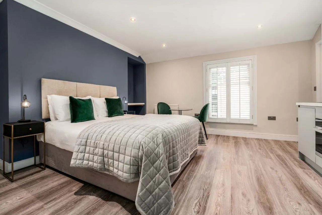 The Regent (Regent by Citystay) — rooms and atmosphere