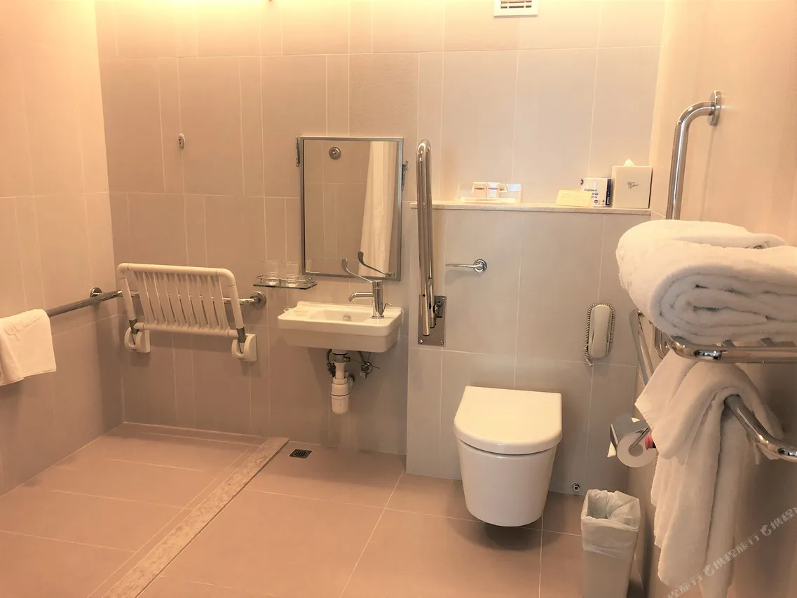 The Salisbury - YMCA of Hong Kong — rooms and atmosphere
