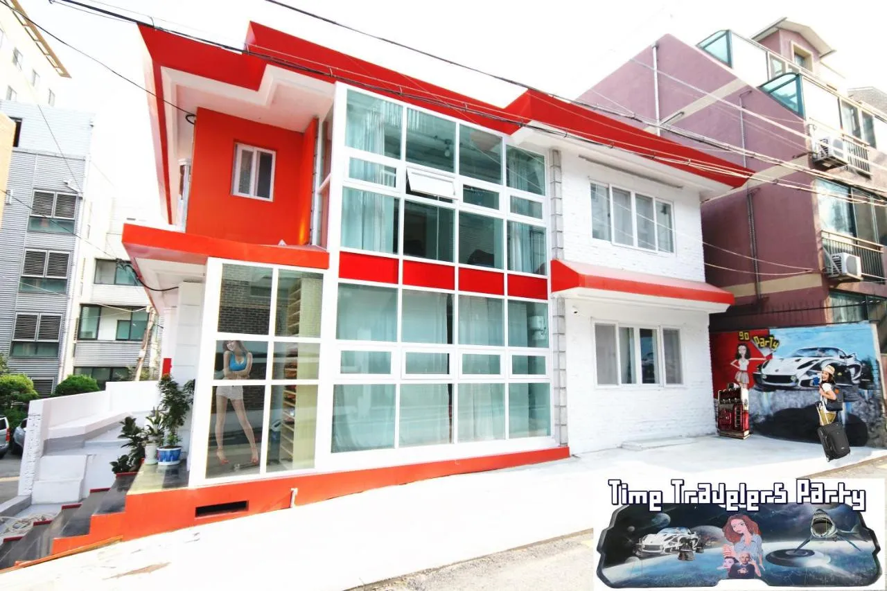 Time Travelers Party Hostel Hongdae — rooms and atmosphere