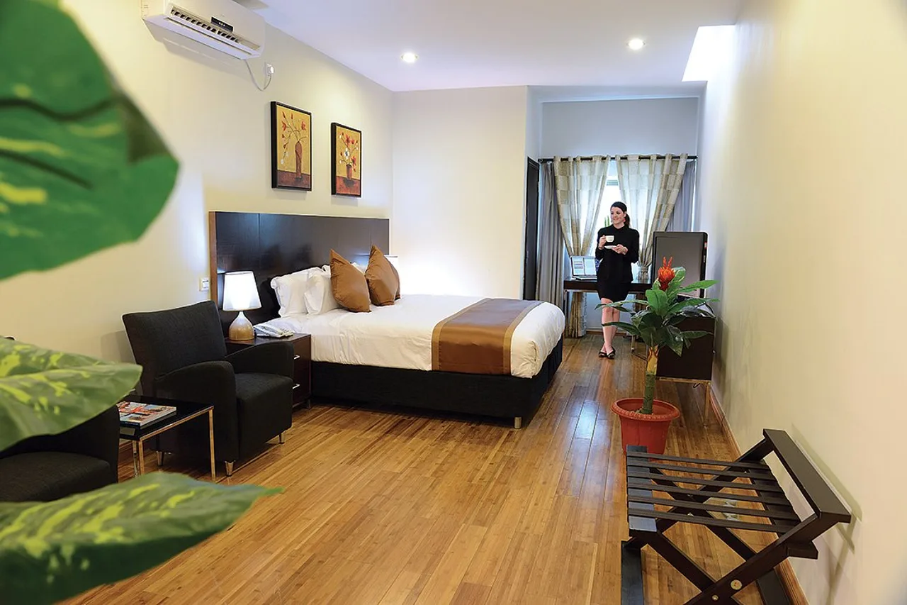 Timor Plaza Hotel &amp; Apartments — rooms and atmosphere