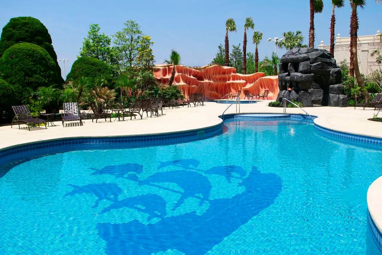 สระว่ายน้ำ Misty Mountains Pool ธีมภูเขา ที่ Tokyo Disneyland Hotel