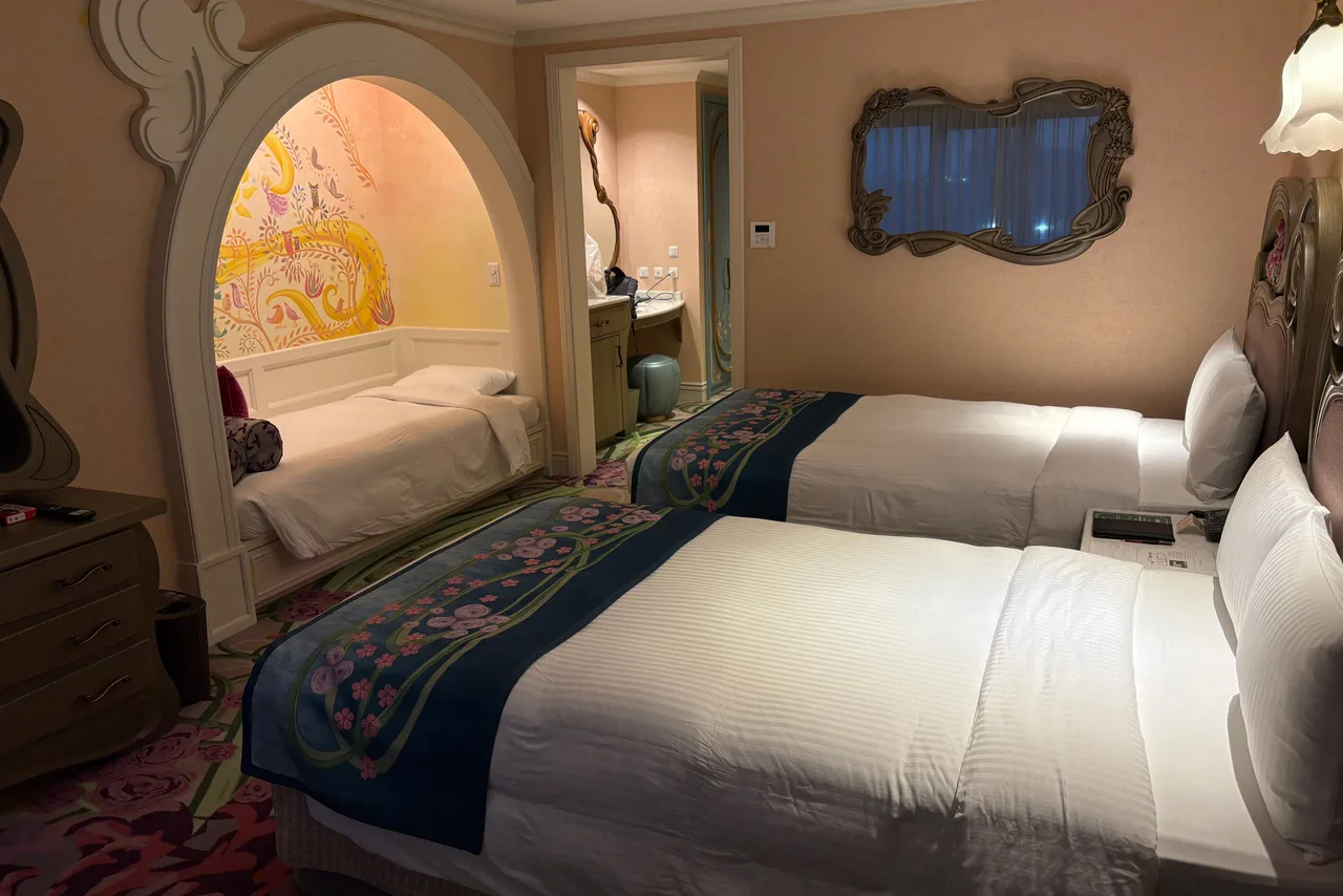Tokyo DisneySea Fantasy Springs Hotel — rooms and atmosphere