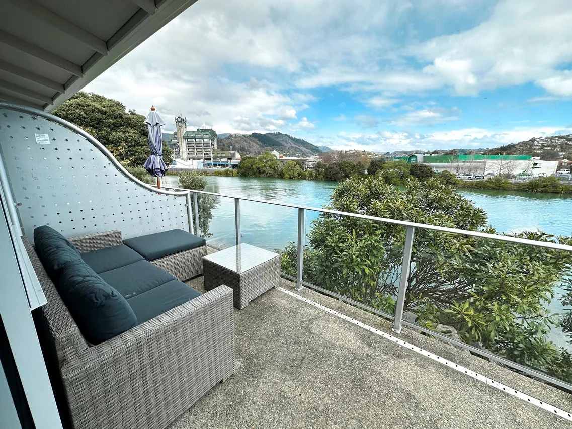 Trailways Hotel Nelson — rooms and atmosphere