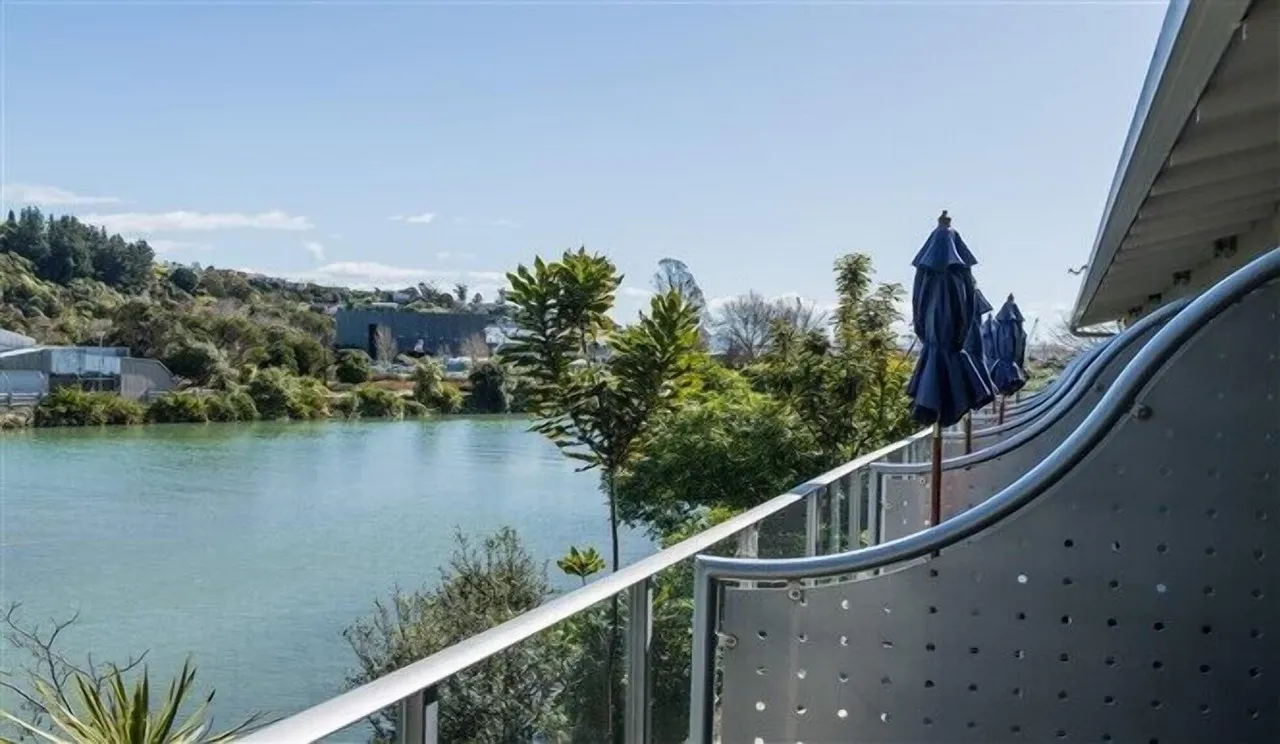 Trailways Hotel Nelson — rooms and atmosphere