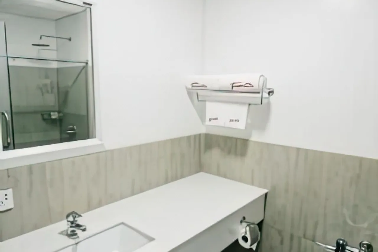 Travelite Express Hotel — rooms and atmosphere