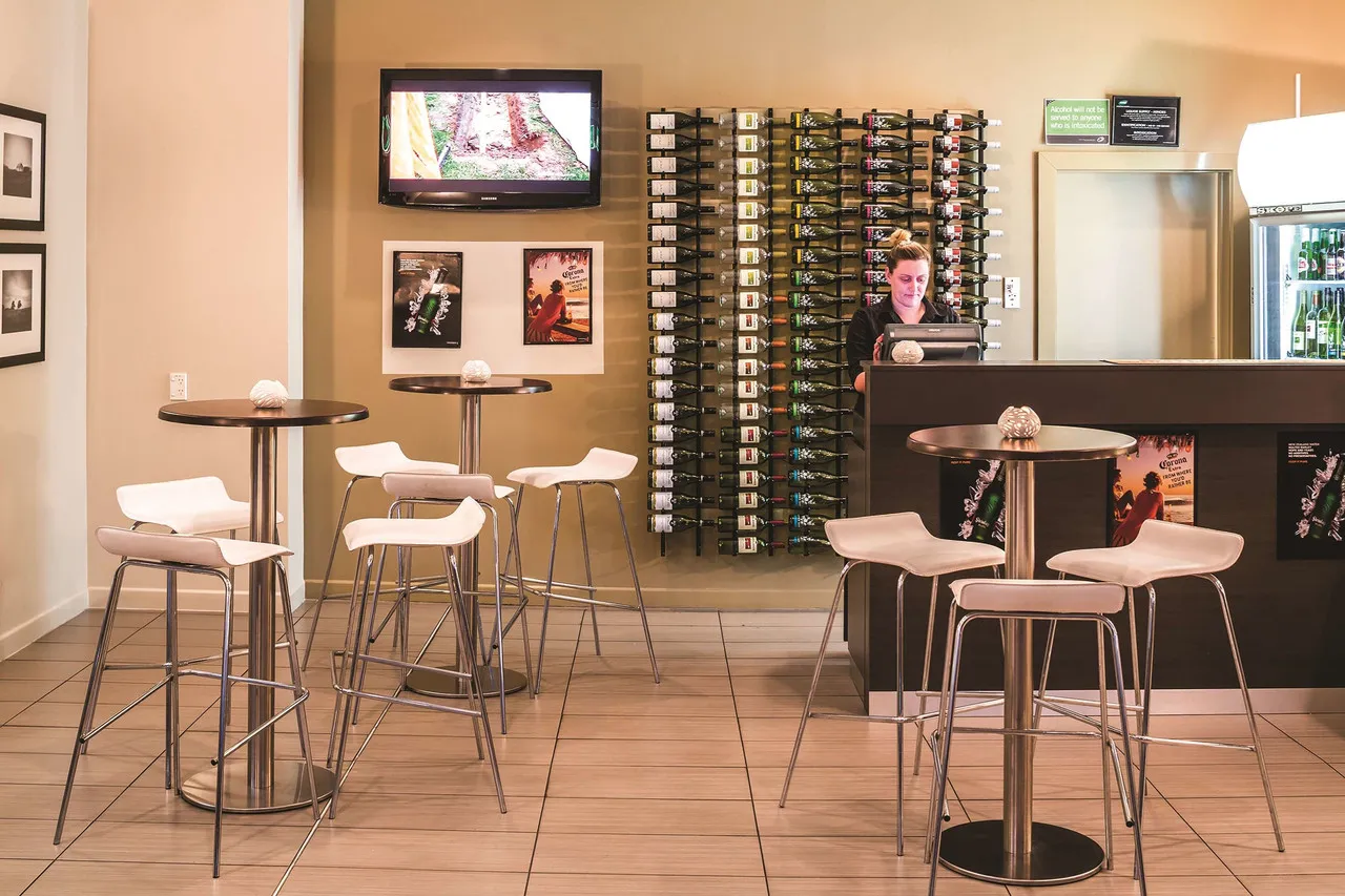 Travelodge Hotel Wellington — rooms and atmosphere