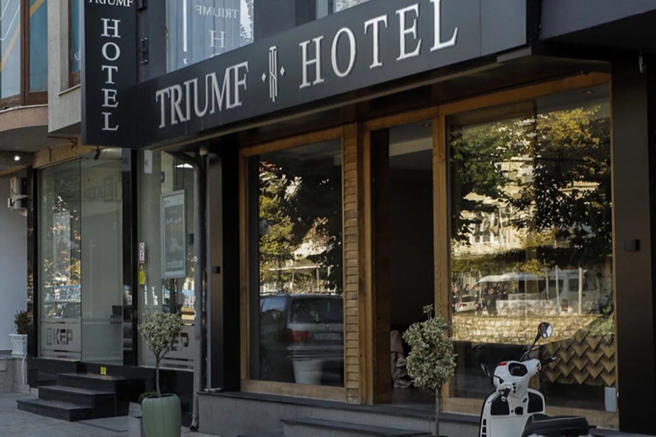 Triumf Hotel — ภาพห้องพักและบรรยากาศ