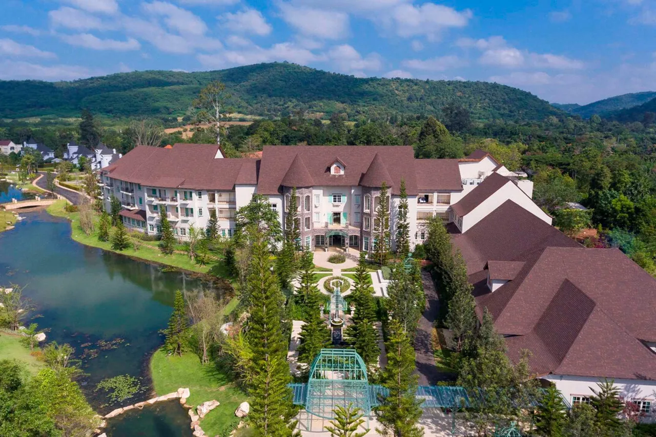 โรงแรม U Khao Yai ต.หมูสี อ.ปากช่อง ริมถนนธนะรัชต์ ในโซนไวน์คันทรีเขาใหญ่ — เข้าไปจากถนนสายหลักช่วง กม.13 อีกราว 10 กม. เงียบสงบกลางสวนและทะเลสาบ