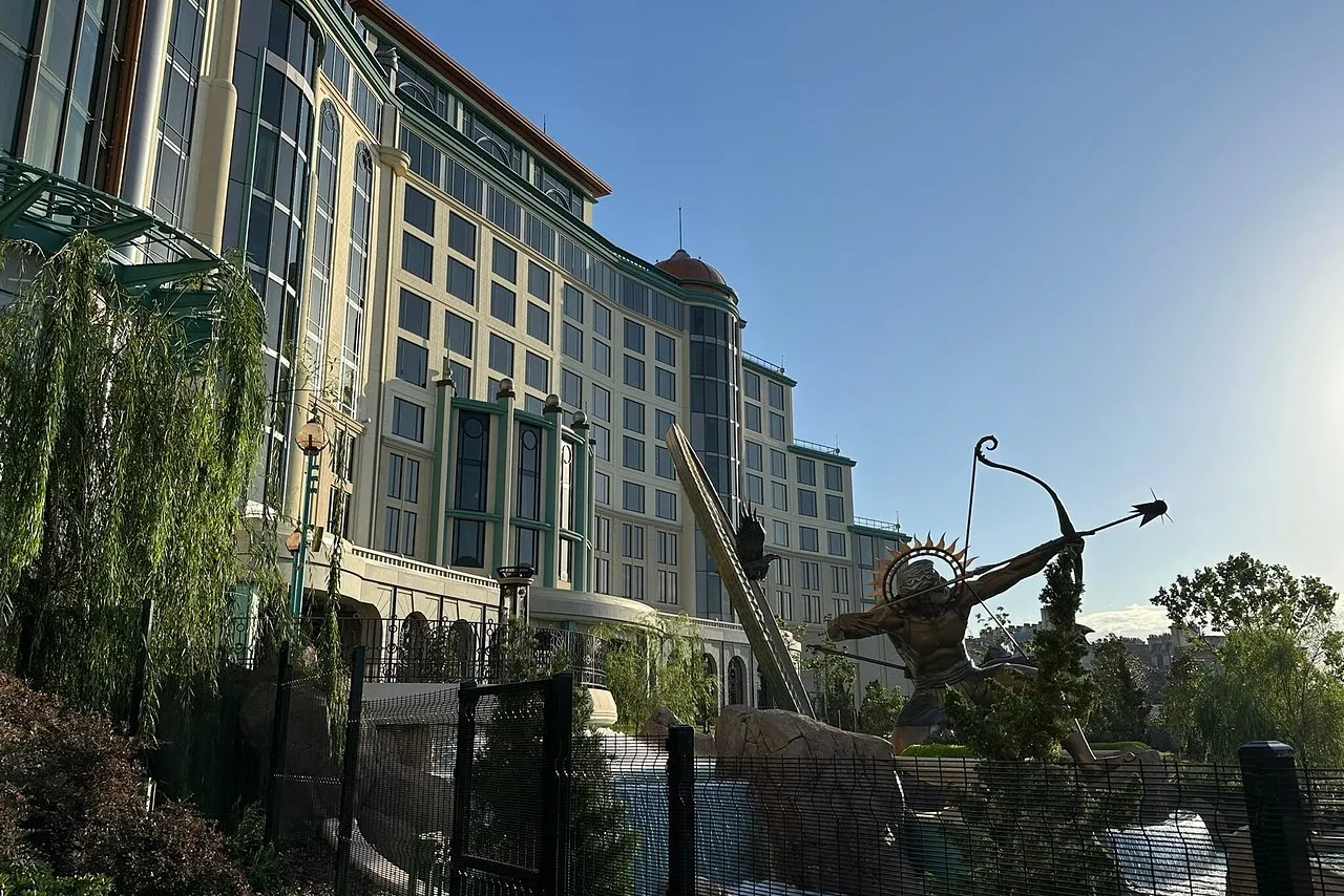 Universal Helios Grand Hotel, a Loews Hotel — rooms and atmosphere