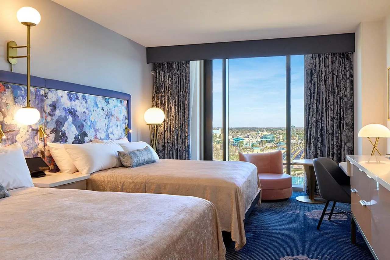 Universal Helios Grand Hotel, a Loews Hotel — rooms and atmosphere