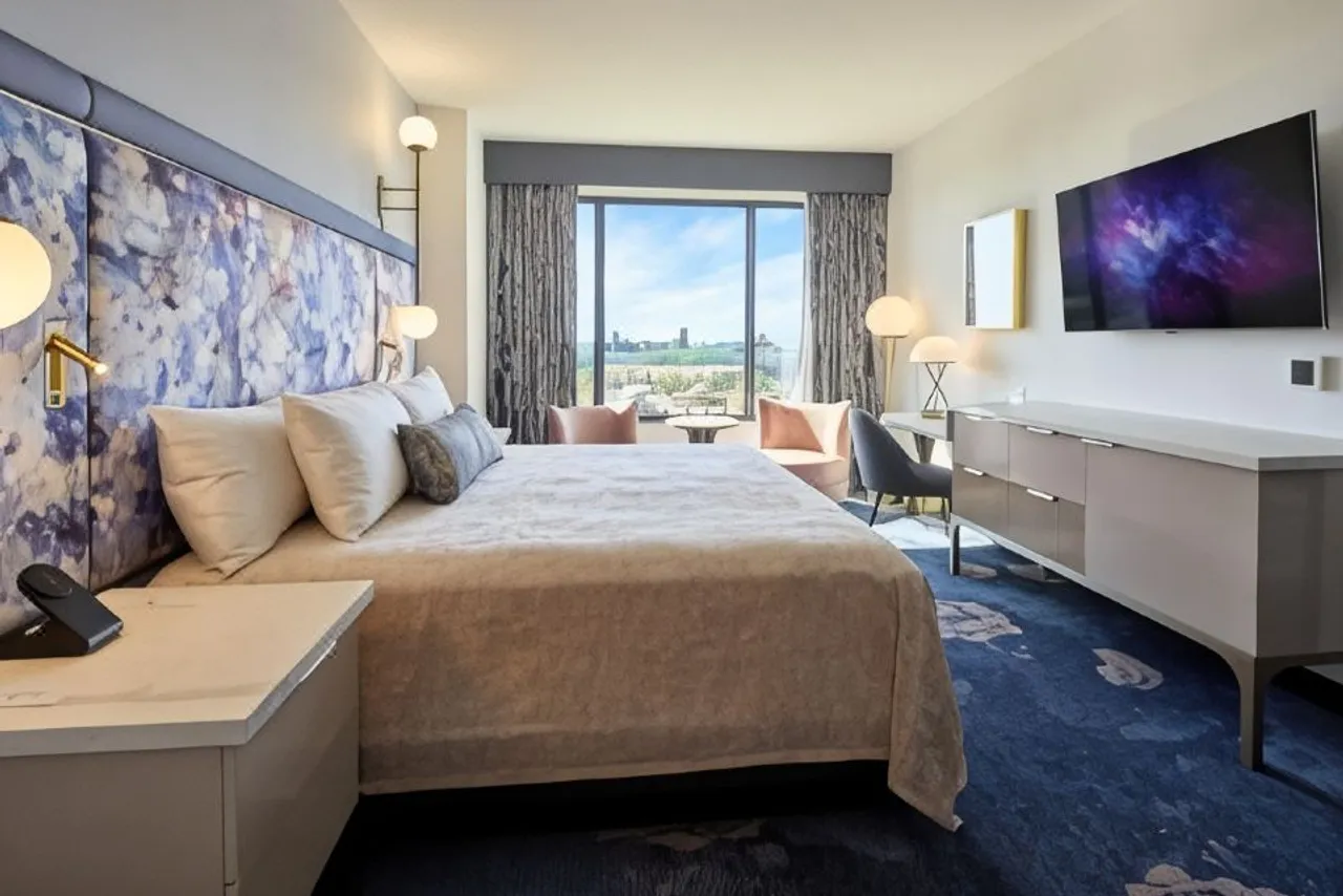 Universal Helios Grand Hotel, a Loews Hotel — rooms and atmosphere