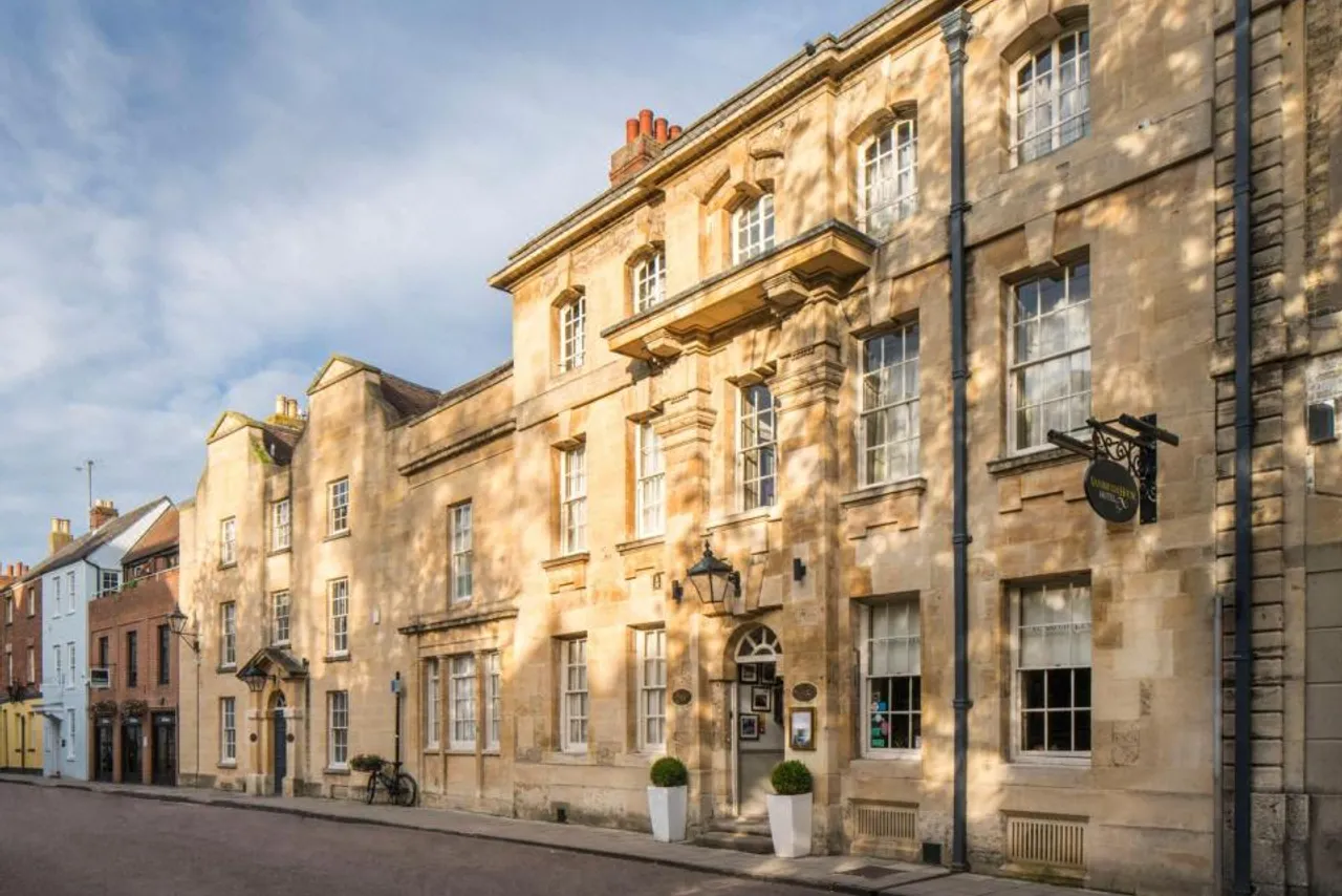 Vanbrugh House Hotel — rooms and atmosphere