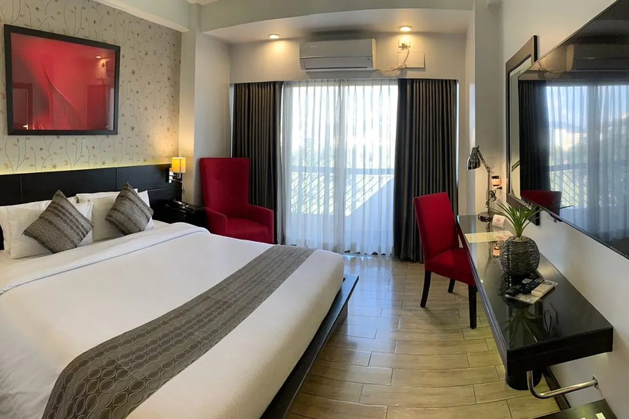 Venus Parkview Hotel — rooms and atmosphere