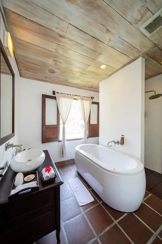 Victoria XiengThong Palace — rooms and atmosphere
