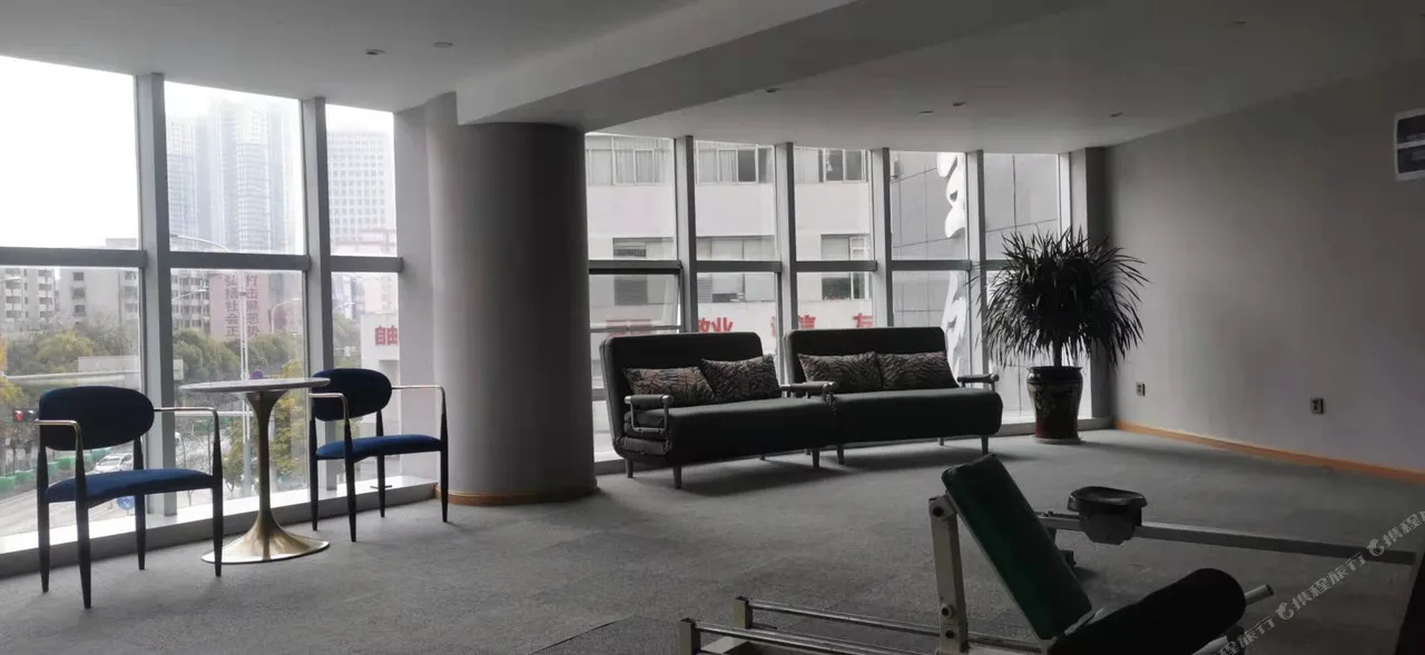 Vienna Hotel Kunming Railway Station — rooms and atmosphere