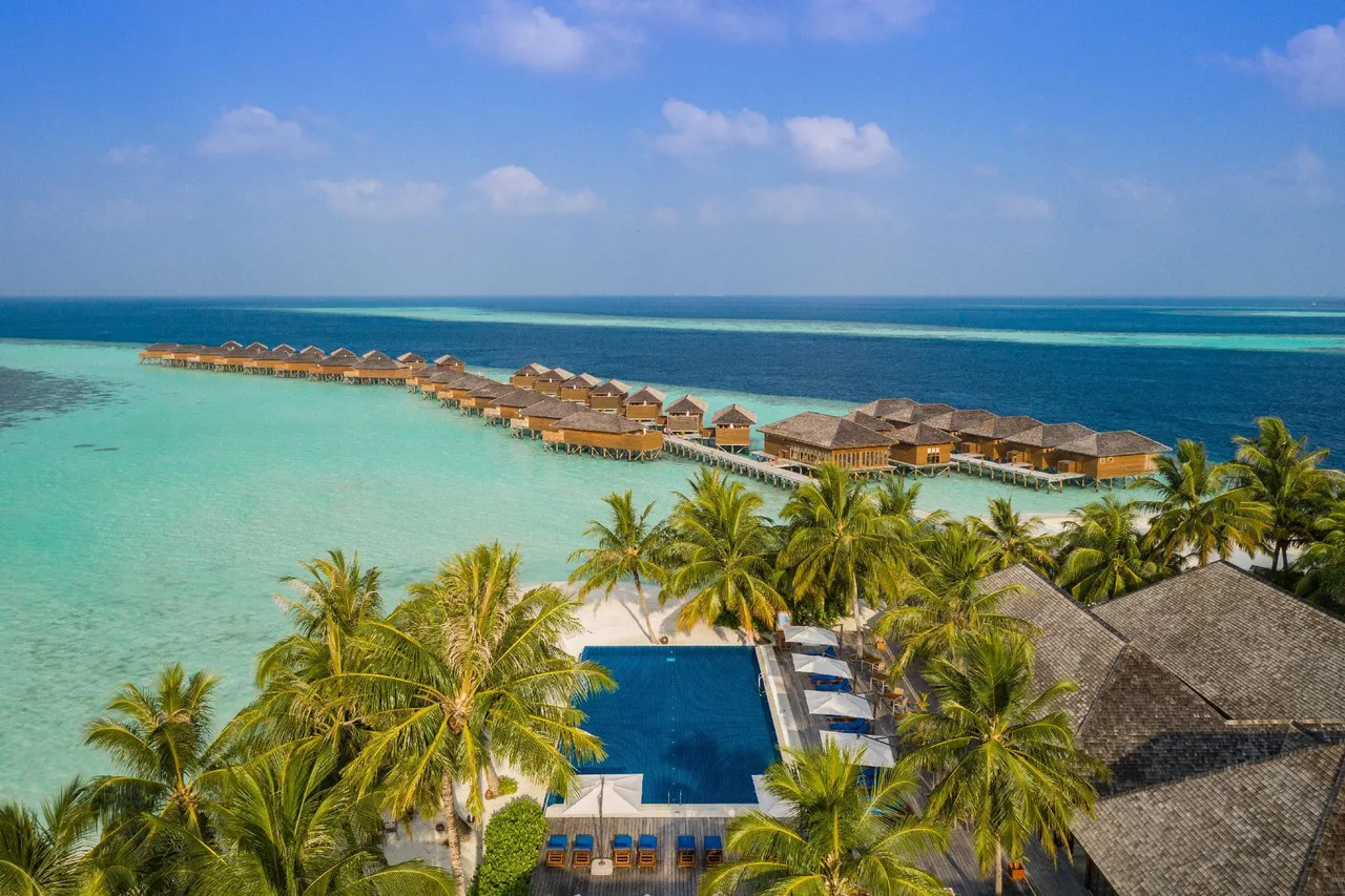 Vilamendhoo Island Resort & Spa — rooms and atmosphere