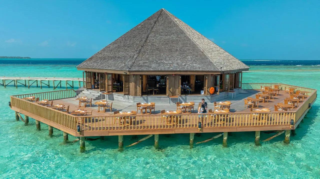 Vilamendhoo Island Resort & Spa — rooms and atmosphere