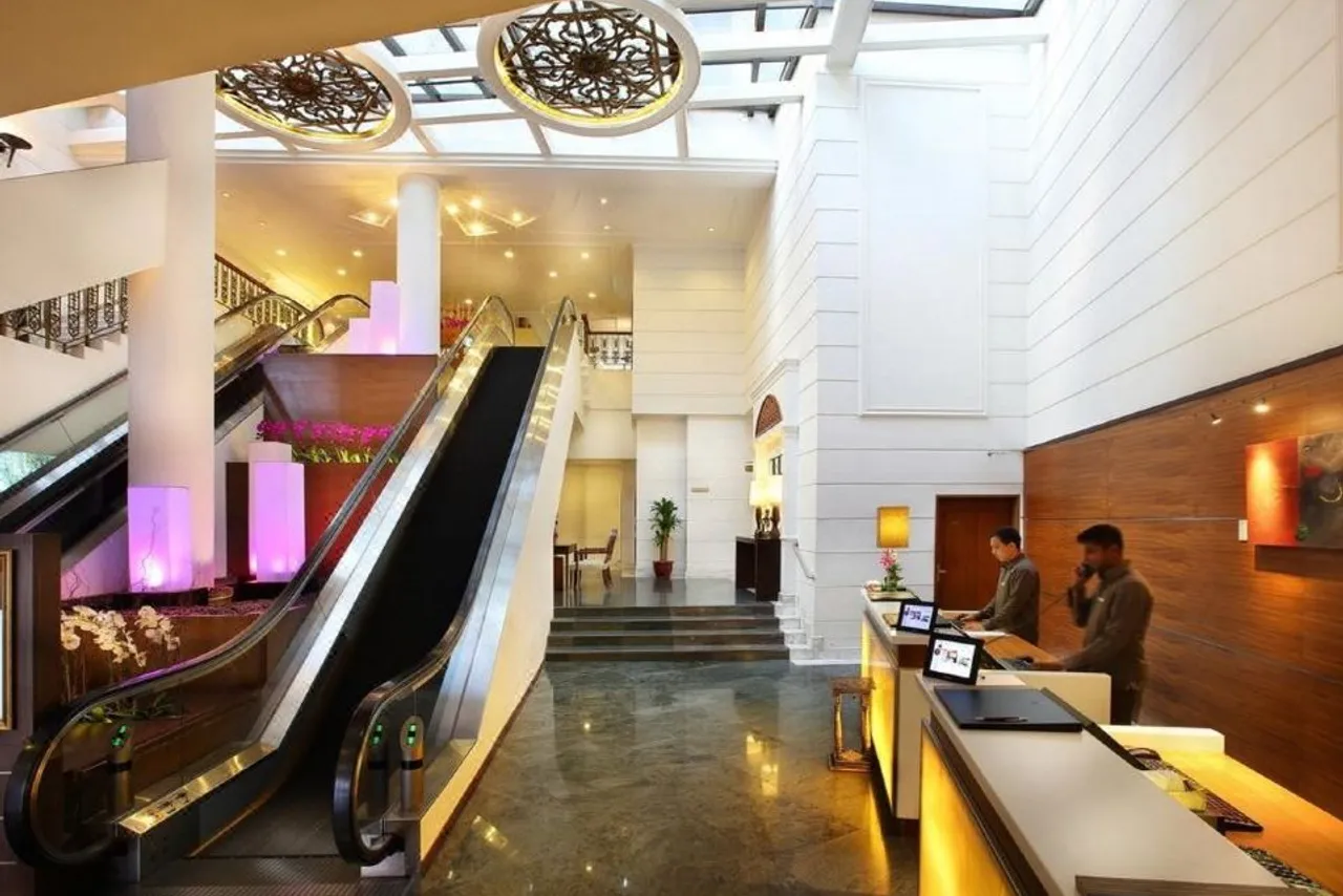 Village Hotel Albert Court by Far East Hospitality — rooms and atmosphere