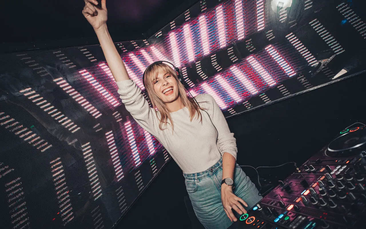 Wake Up! Sydney Central — rooms and atmosphere