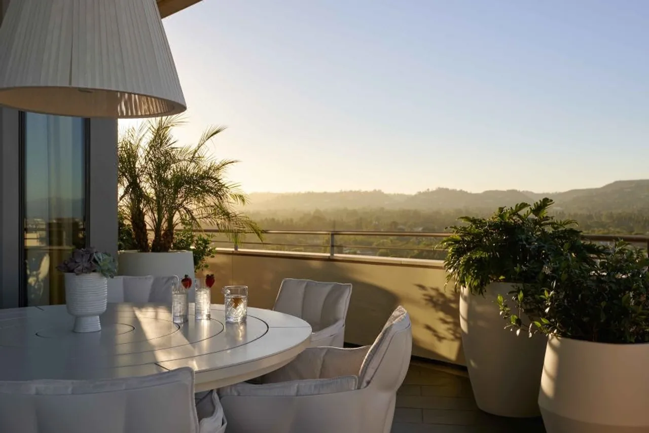 Waldorf Astoria Beverly Hills — rooms and atmosphere