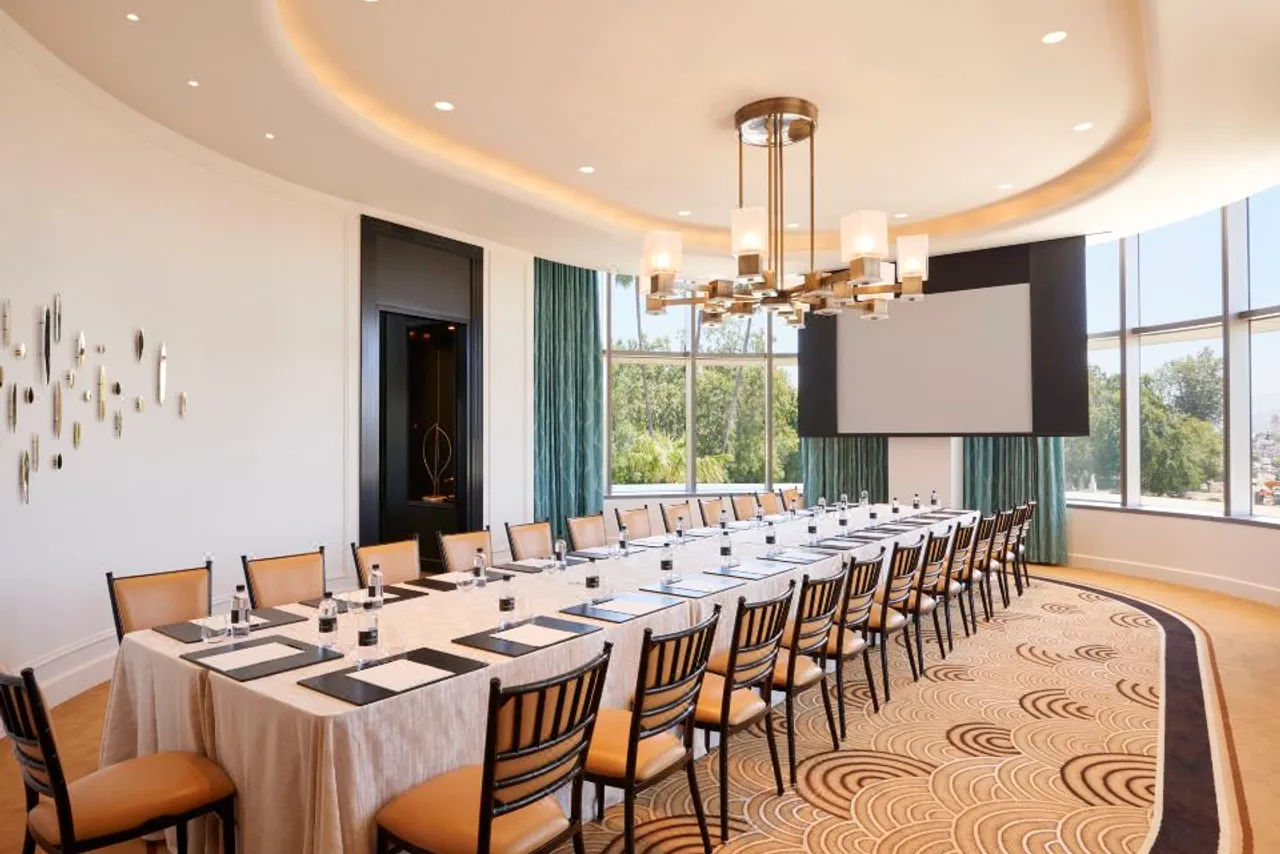 Waldorf Astoria Beverly Hills — rooms and atmosphere