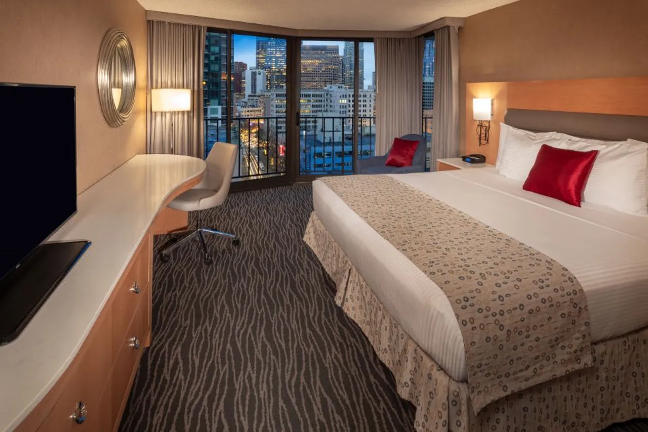 Warwick Seattle — rooms and atmosphere