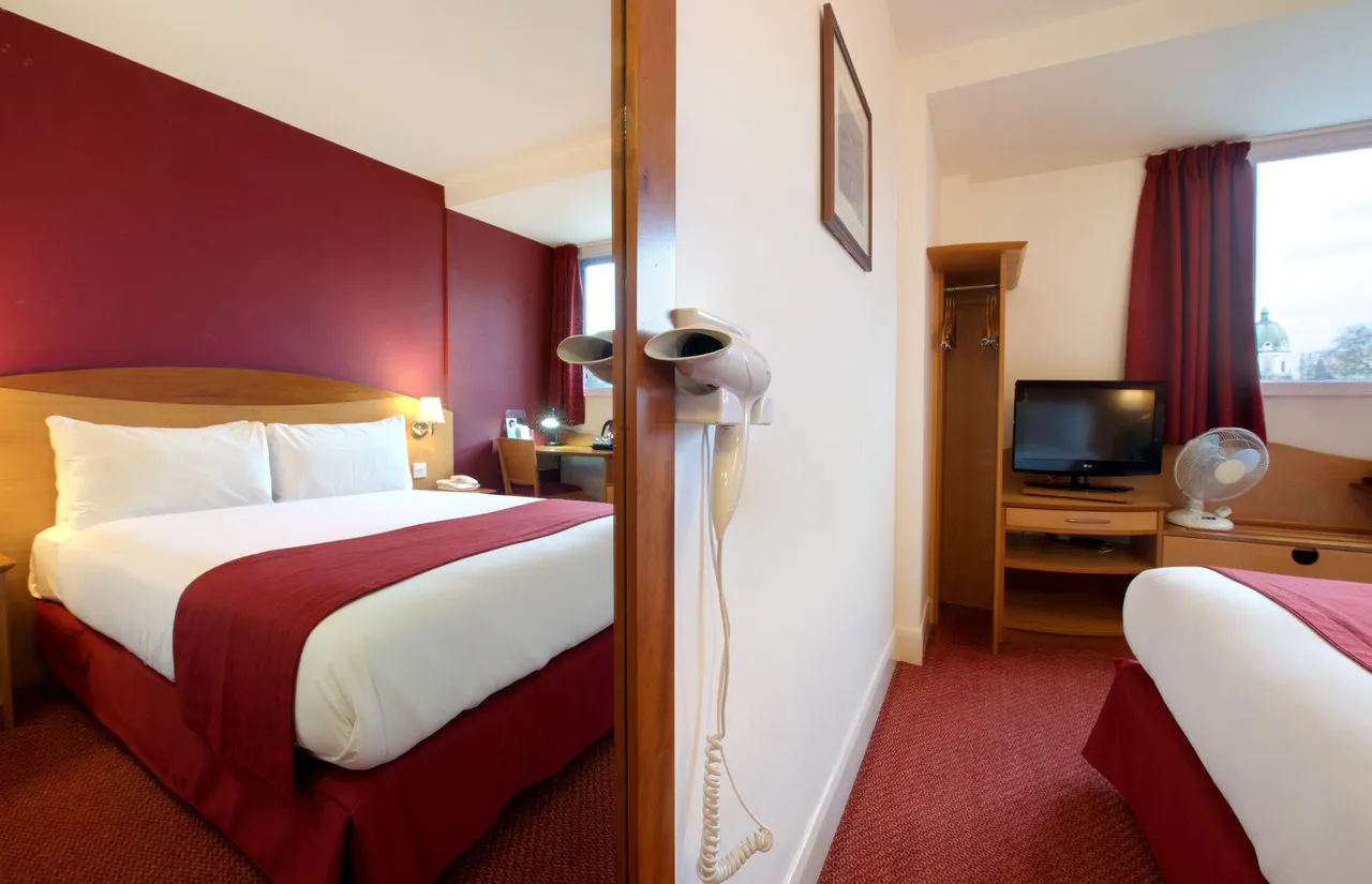 Waterloo Hub Hotel and Suites — rooms and atmosphere