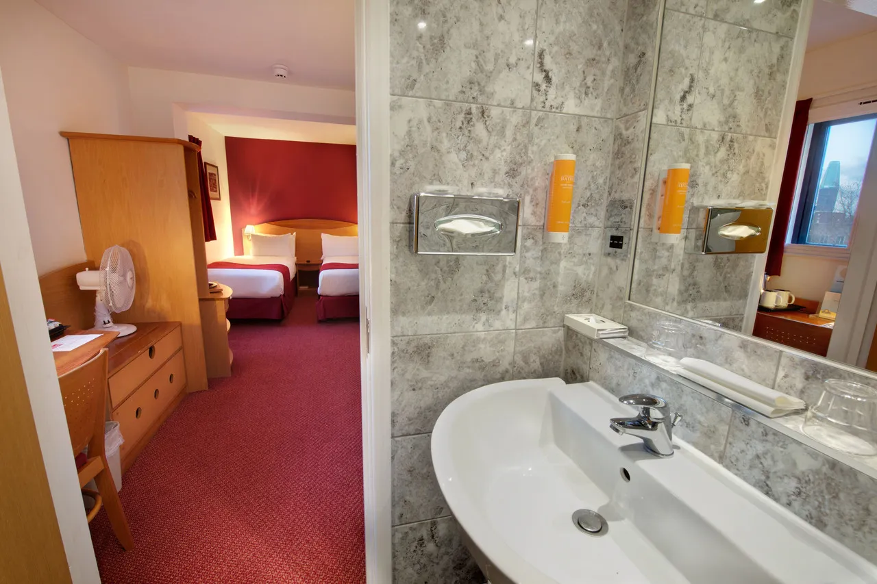 Waterloo Hub Hotel and Suites — rooms and atmosphere