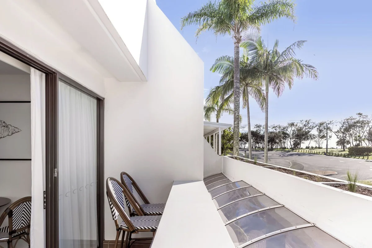 Waves Byron Bay — rooms and atmosphere