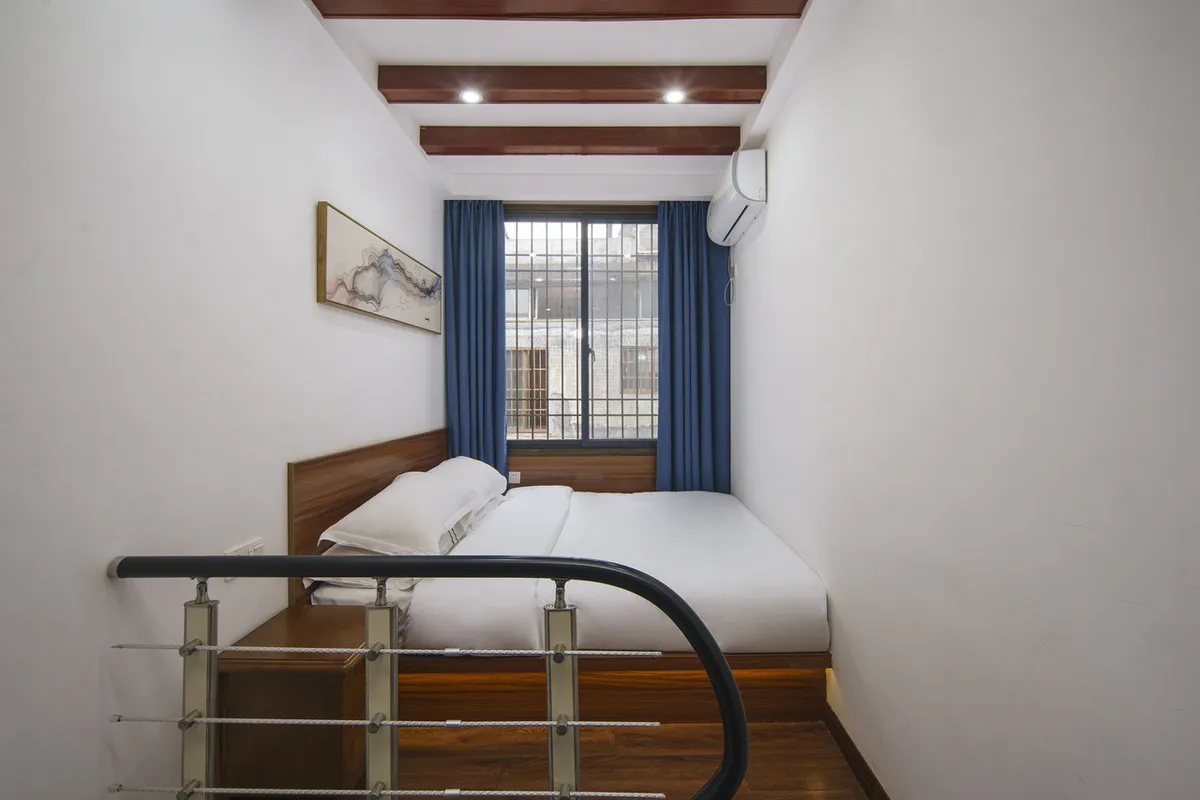 Weijianshan Courtyard Inn — rooms and atmosphere