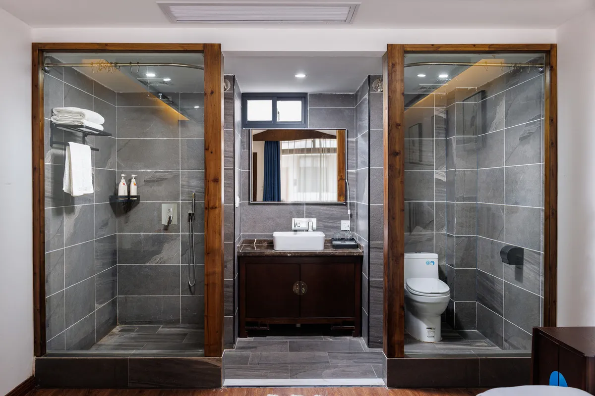 Weijianshan Courtyard Inn — rooms and atmosphere