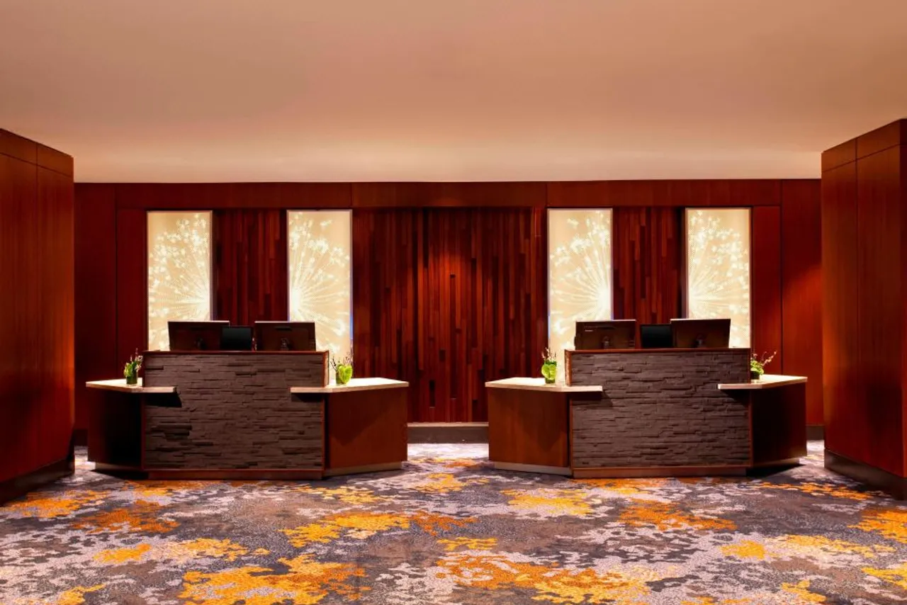 The Westin Peachtree Plaza, Atlanta — rooms and atmosphere