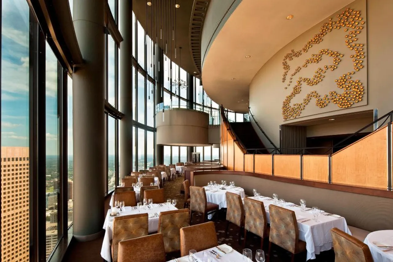The Westin Peachtree Plaza, Atlanta — rooms and atmosphere