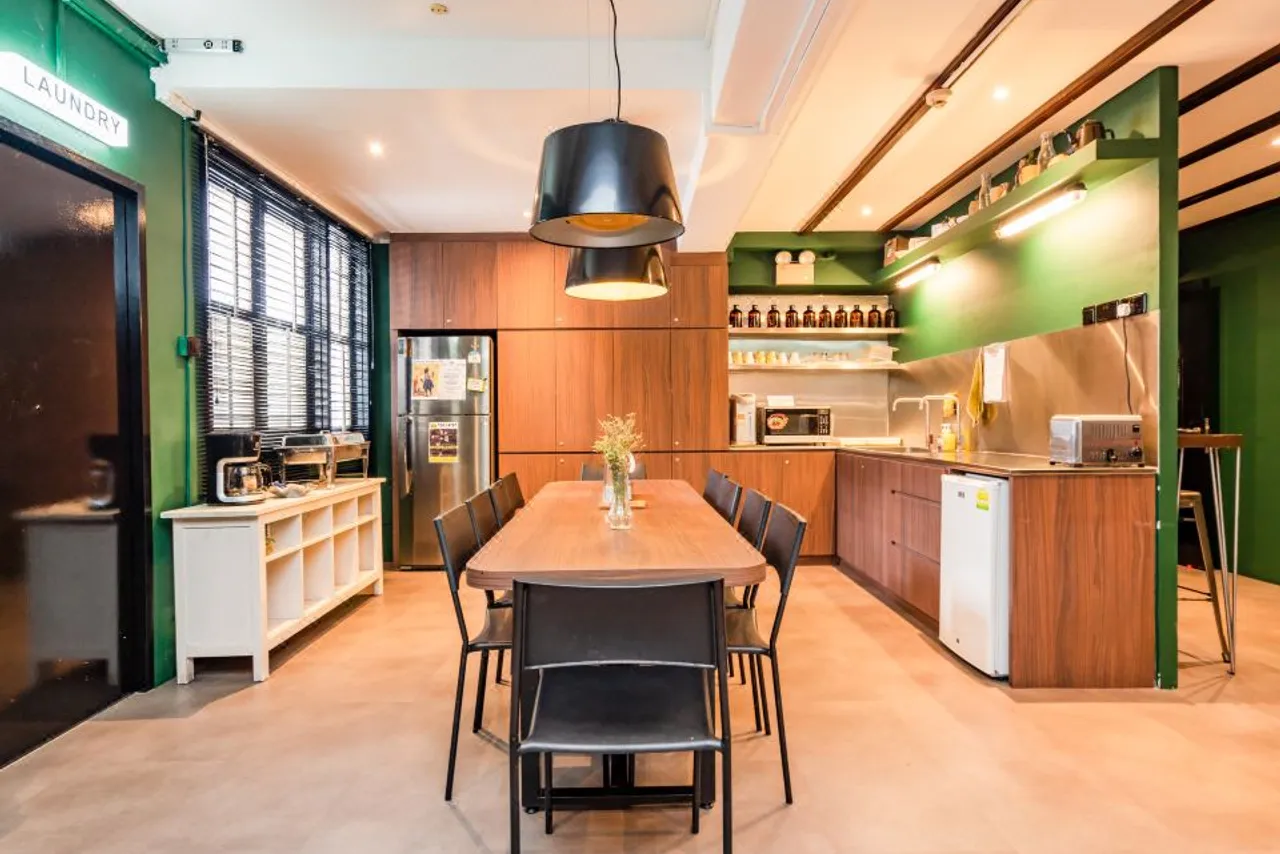 Wink Capsule Hostel @ Chinatown — rooms and atmosphere