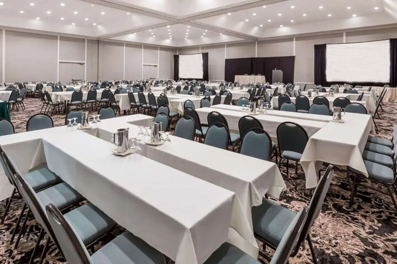 Wyndham Houston near NRG Park/Medical Center — rooms and atmosphere