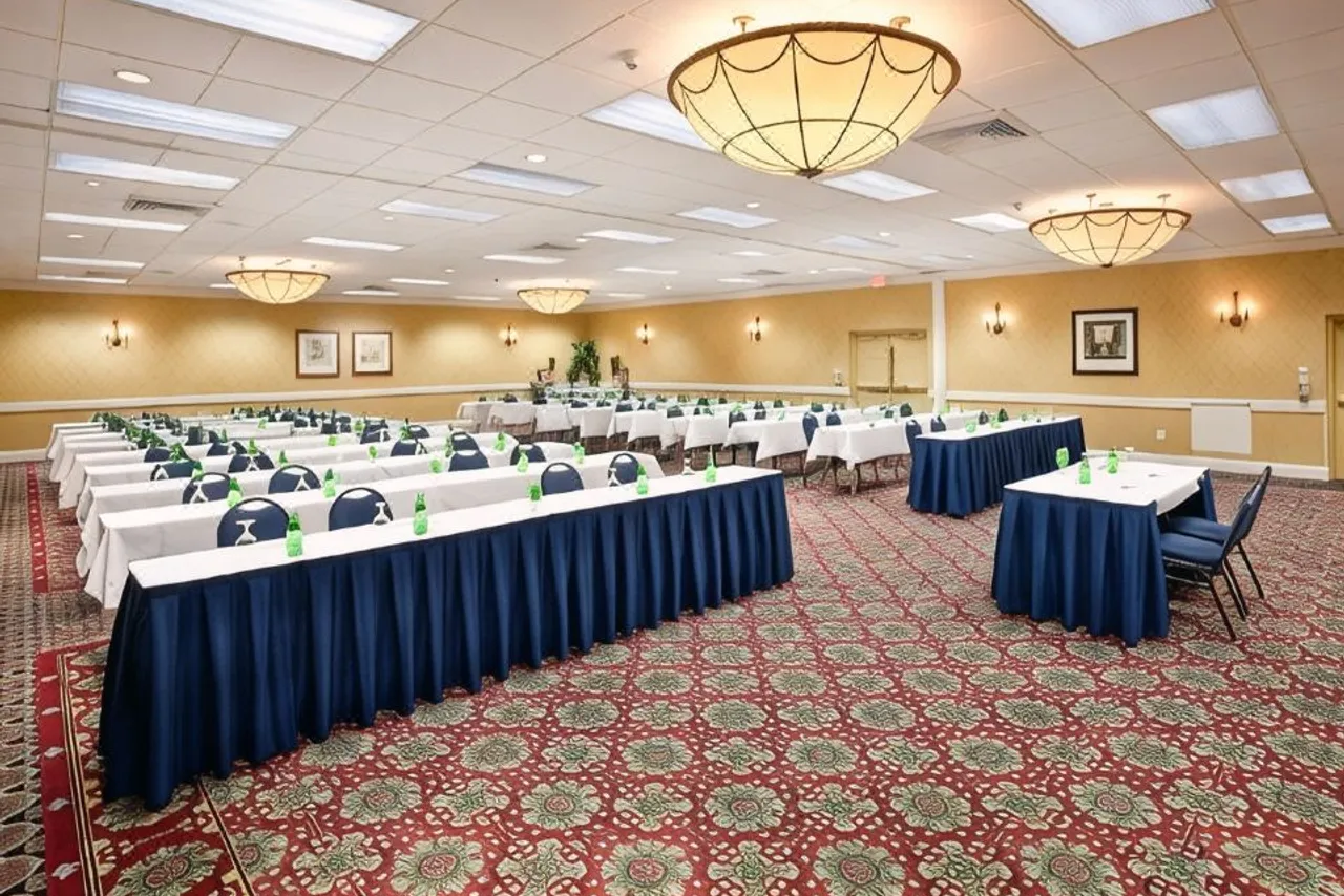 Wyndham Philadelphia Historic District — rooms and atmosphere