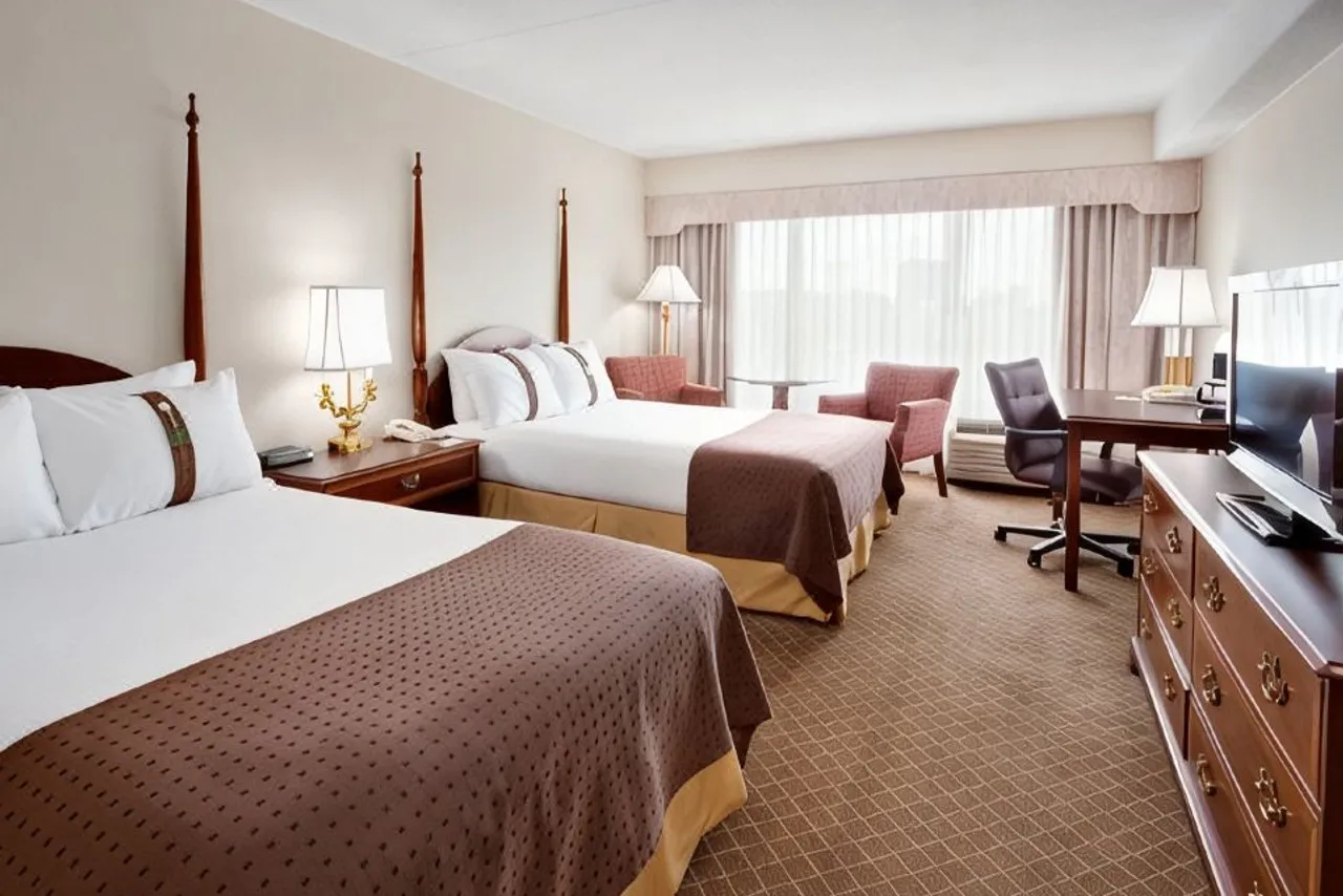 Wyndham Philadelphia Historic District — rooms and atmosphere