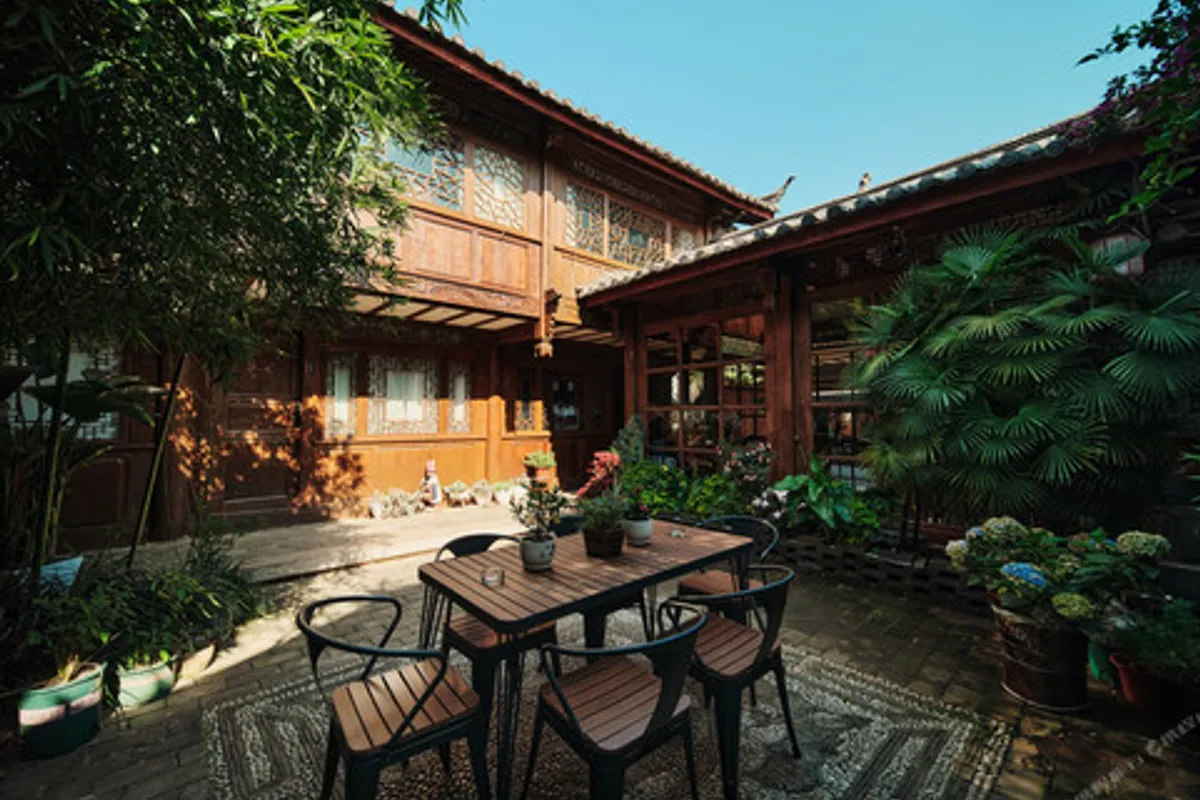 Xilu Xiaoxie Inn Lijiang — rooms and atmosphere