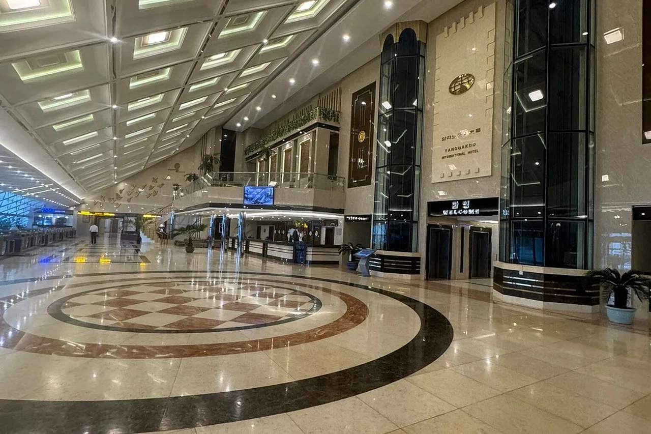 Yanggakdo International Hotel — rooms and atmosphere