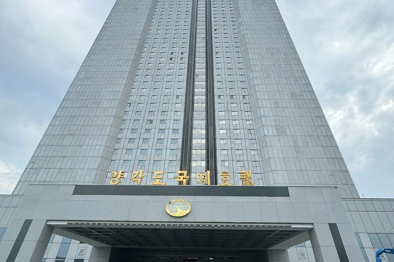 Yanggakdo International Hotel — rooms and atmosphere