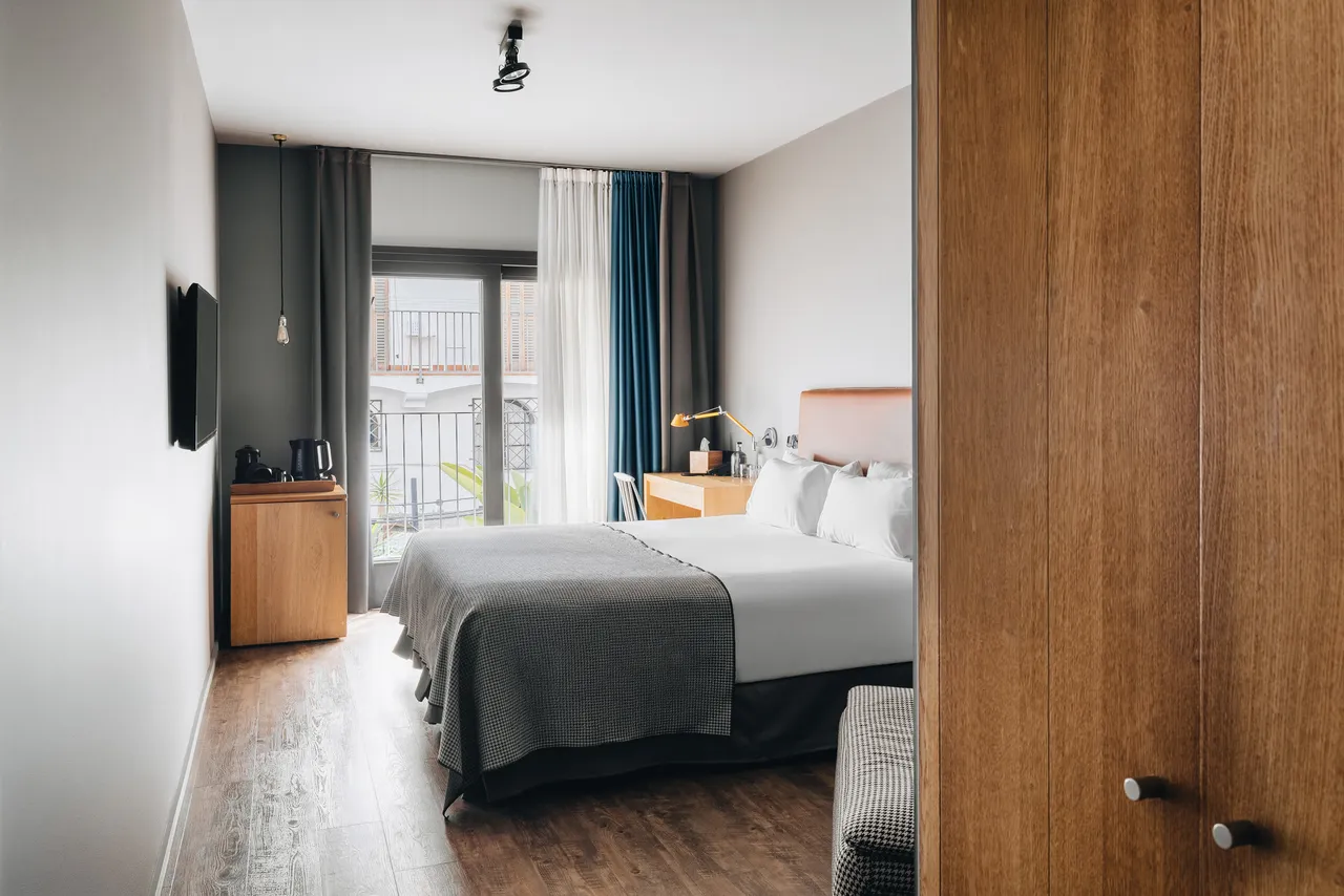 Yurbban Trafalgar Hotel — rooms and atmosphere