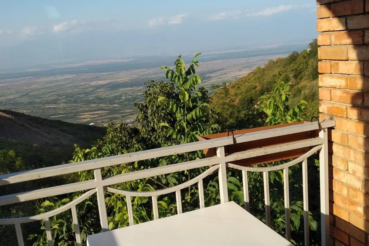 Zandarashvili Guest House — rooms and atmosphere