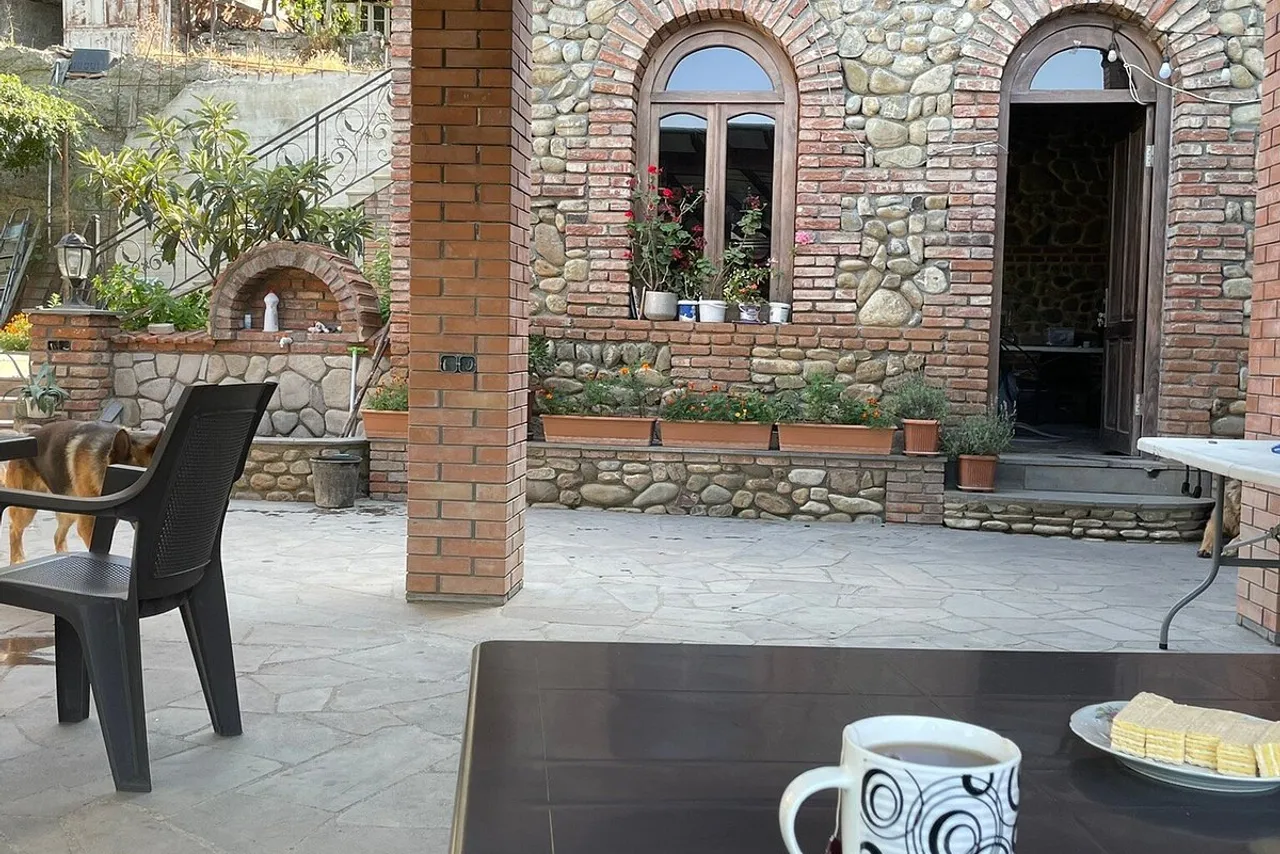 Zandarashvili Guest House — rooms and atmosphere